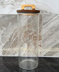 Frasco de vidrio con tapa de madera